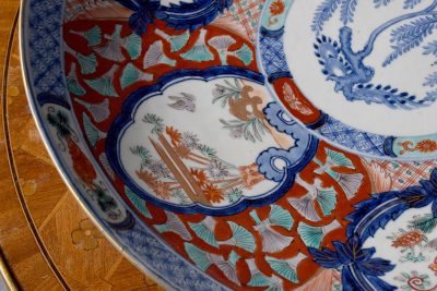 Large Imari charger decorated in typical Imari dark blue and rust red colours - Image 5