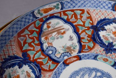 Large Imari charger decorated in typical Imari dark blue and rust red colours - Image 6
