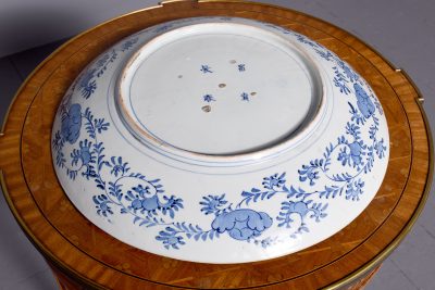 Large Imari charger decorated in typical Imari dark blue and rust red colours - Image 7