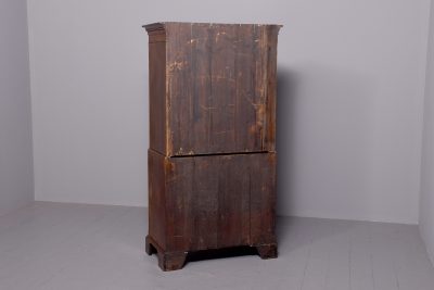 Neat-sized George III mahogany linen press with lovely colour and patina. - Image 8