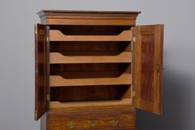 Neat-sized George III mahogany linen press with lovely colour and patina. - Image 3