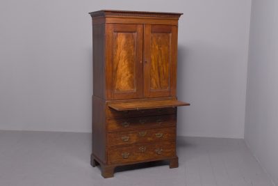 Neat-sized George III mahogany linen press with lovely colour and patina. - Image 4
