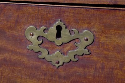 Neat-sized George III mahogany linen press with lovely colour and patina. - Image 5