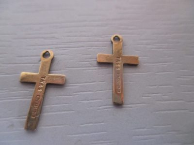 PAIR 9 CT GOLD  CROSSES  1.5 CM MAKE NICE GIFT - Image 3