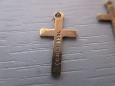 PAIR 9 CT GOLD  CROSSES  1.5 CM MAKE NICE GIFT - Image 5