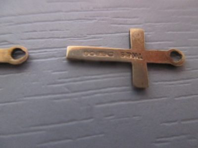 PAIR 9 CT GOLD  CROSSES  1.5 CM MAKE NICE GIFT - Image 6