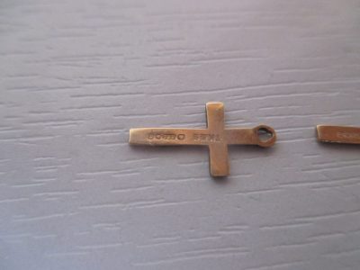 PAIR 9 CT GOLD  CROSSES  1.5 CM MAKE NICE GIFT - Image 7