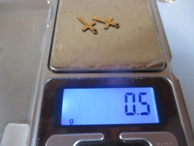 PAIR 9 CT GOLD  CROSSES  1.5 CM MAKE NICE GIFT - Image 8
