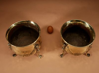 A Decorative Pair Of Embossed Brass Planters/Jardinieres, Dinanderie. - Image 8