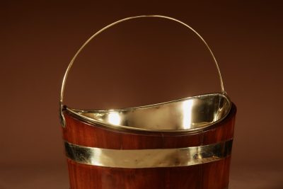 A Fine Quality Mahogany Brass Bound Boat (Schuitje) Shaped Peat Bucket Tea Stove Jardinière. - Image 3