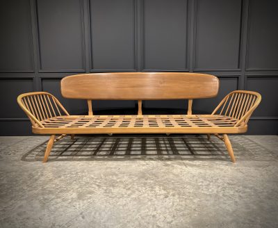 Mid-Century Ercol Studio Couch / Day Bed In Beech And Elm - Image 3