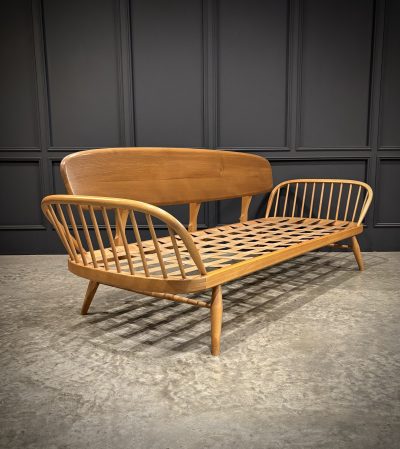 Mid-Century Ercol Studio Couch / Day Bed In Beech And Elm - Image 4