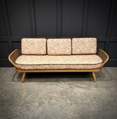 Mid-Century Ercol Studio Couch / Day Bed In Beech And Elm - Image 9