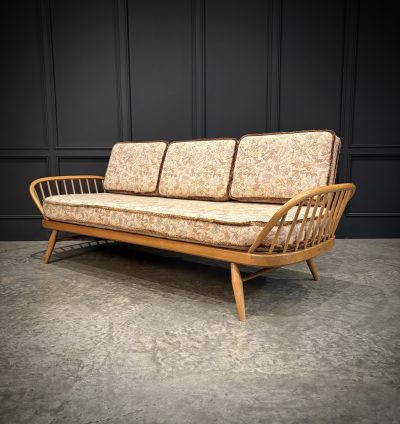 Mid-Century Ercol Studio Couch / Day Bed In Beech And Elm - Image 11