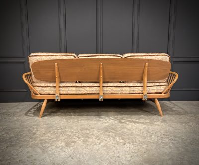 Mid-Century Ercol Studio Couch / Day Bed In Beech And Elm - Image 13