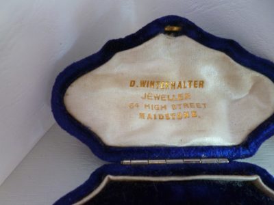 9CT GOLD AND DIAMOND CHESTER BROOCH MAKER TH IN NICE BOX 2.6 GRAMS  [FREE POST] - Image 3