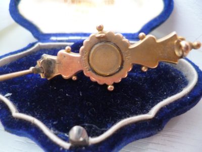 9CT GOLD AND DIAMOND CHESTER BROOCH MAKER TH IN NICE BOX 2.6 GRAMS  [FREE POST] - Image 5