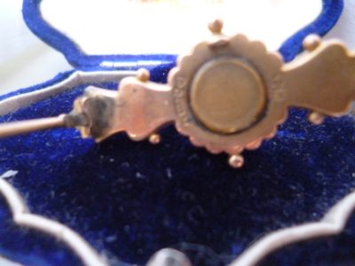 9CT GOLD AND DIAMOND CHESTER BROOCH MAKER TH IN NICE BOX 2.6 GRAMS  [FREE POST] - Image 6