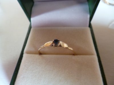 9CT GOLD RING SMALL SAPPHIRE - Image 2