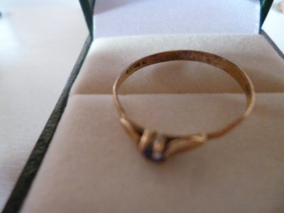 9CT GOLD RING SMALL SAPPHIRE - Image 3