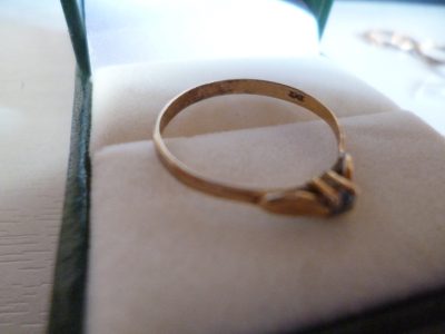 9CT GOLD RING SMALL SAPPHIRE - Image 4