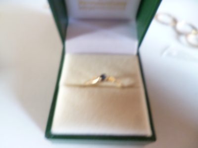 9CT GOLD RING SMALL SAPPHIRE - Image 5