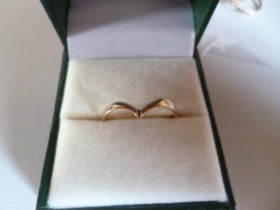 9CT  GOLD WISHBONE RING 1.4 GRAMS - Image 2