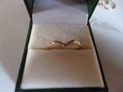9CT  GOLD WISHBONE RING 1.4 GRAMS - Image 3