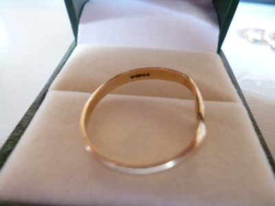 9CT  GOLD WISHBONE RING 1.4 GRAMS - Image 4