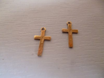 PAIR 9 CT GOLD  CROSSES  1.5 CM MAKE NICE GIFT - Image 2