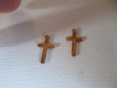 PAIR 9 CT GOLD  CROSSES  1.5 CM MAKE NICE GIFT - Image 4