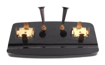Art Deco Black Glass Desk Stand with Inkwells and Original Pens - Image 6