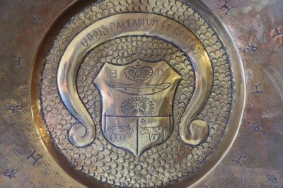 Brass Plate with Coat of Arms – Motto of Pau, Birthplace of Henry IV, Circa 1920 - Image 2